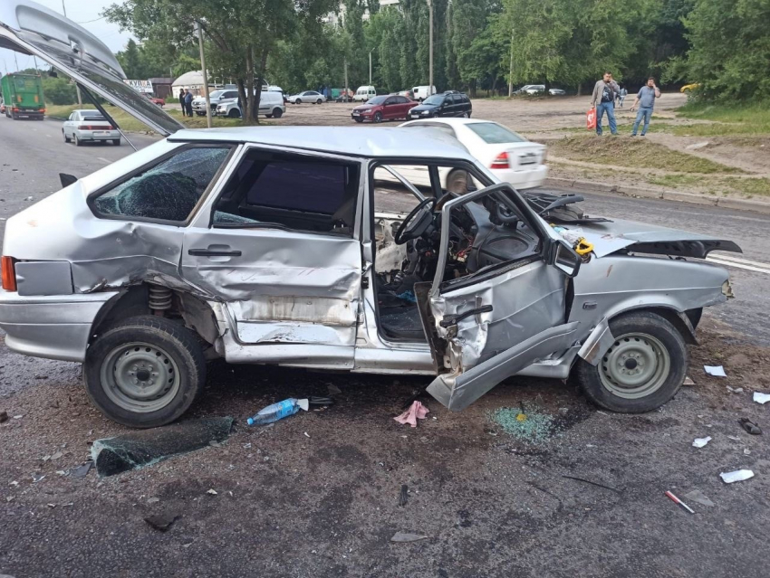 ДТП с пятью транспортными средствами произошло в Воронеже – есть пострадавшие