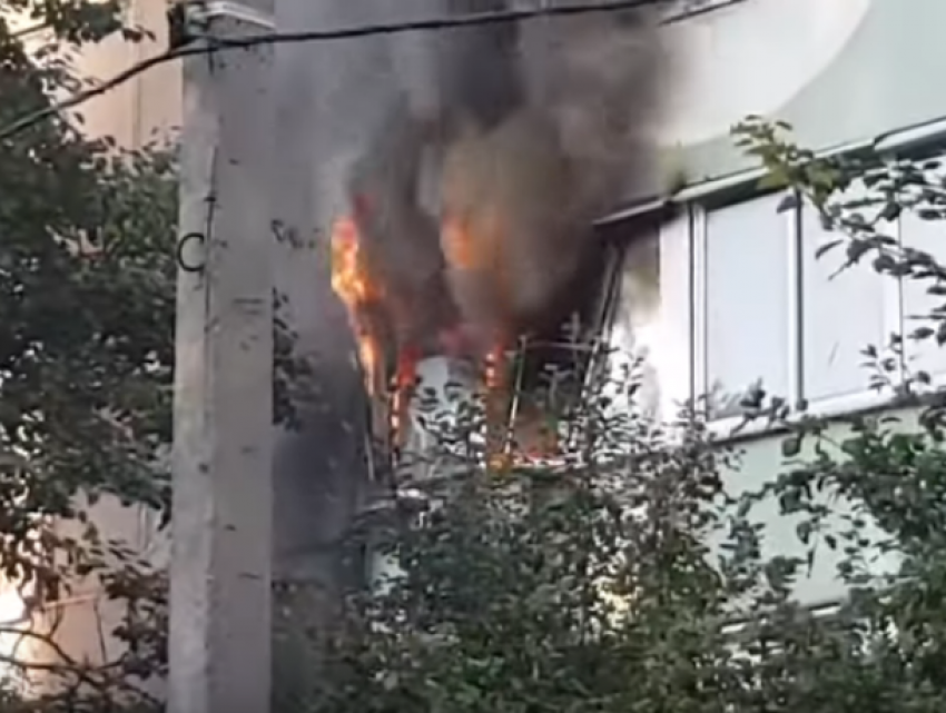 Мощный пожар в 16-этажном доме в Воронеже сняли на видео
