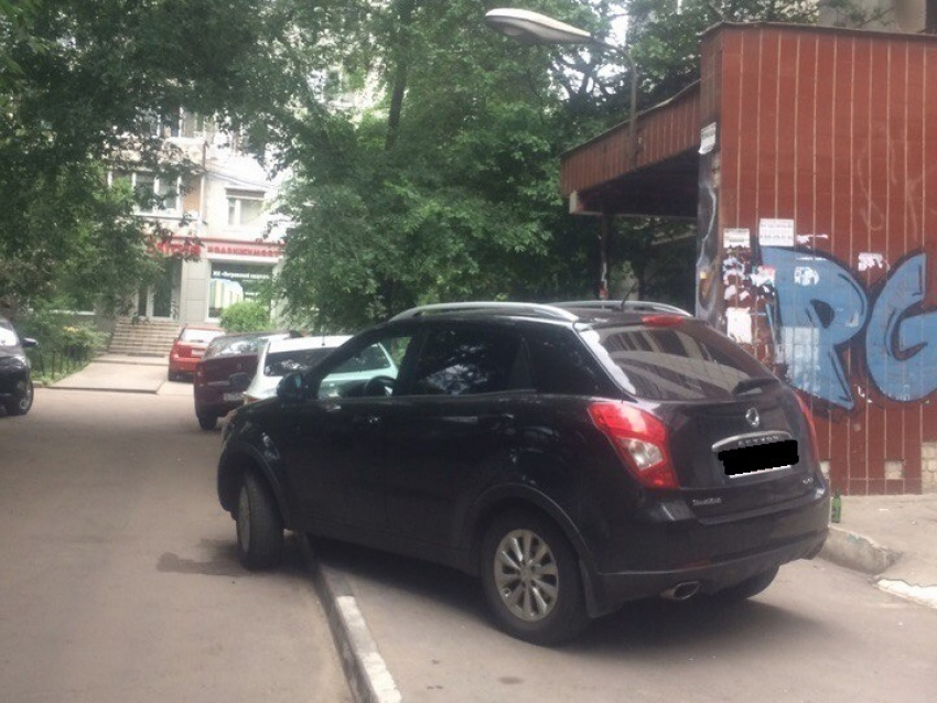 Жители центра Воронежа возмутились наглой парковкой автомобилиста в их дворе