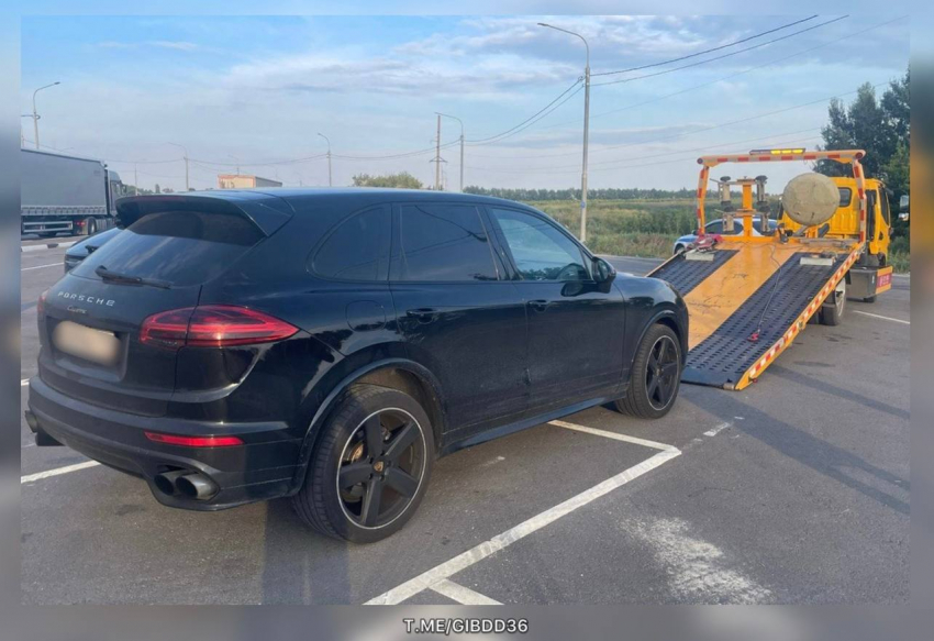 Нарушителя на Porsche Cayenne с долгами по 510 штрафам остановили под Воронежем