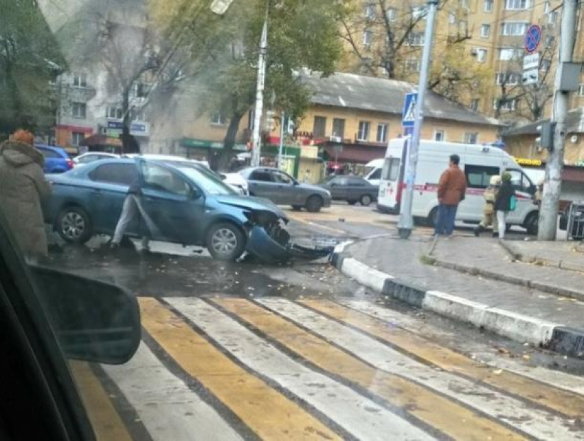 Серьезные последствия аварии двух иномарок сняли в Воронеже 