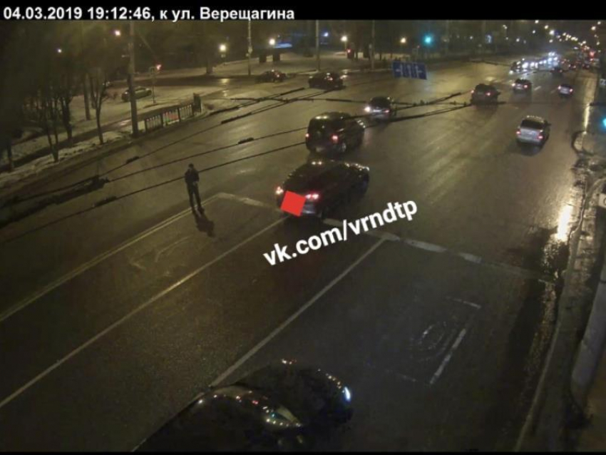 Нерадивый пешеход подставил водителя под штраф в Воронеже