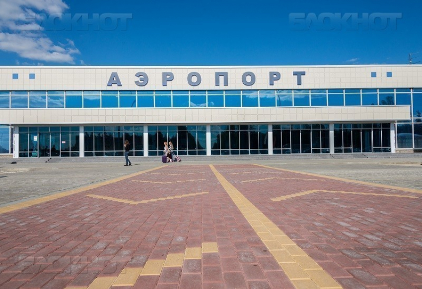 При посадке самолет рейса «Москва-Воронеж» развернуло и вынесло со взлетной полосы