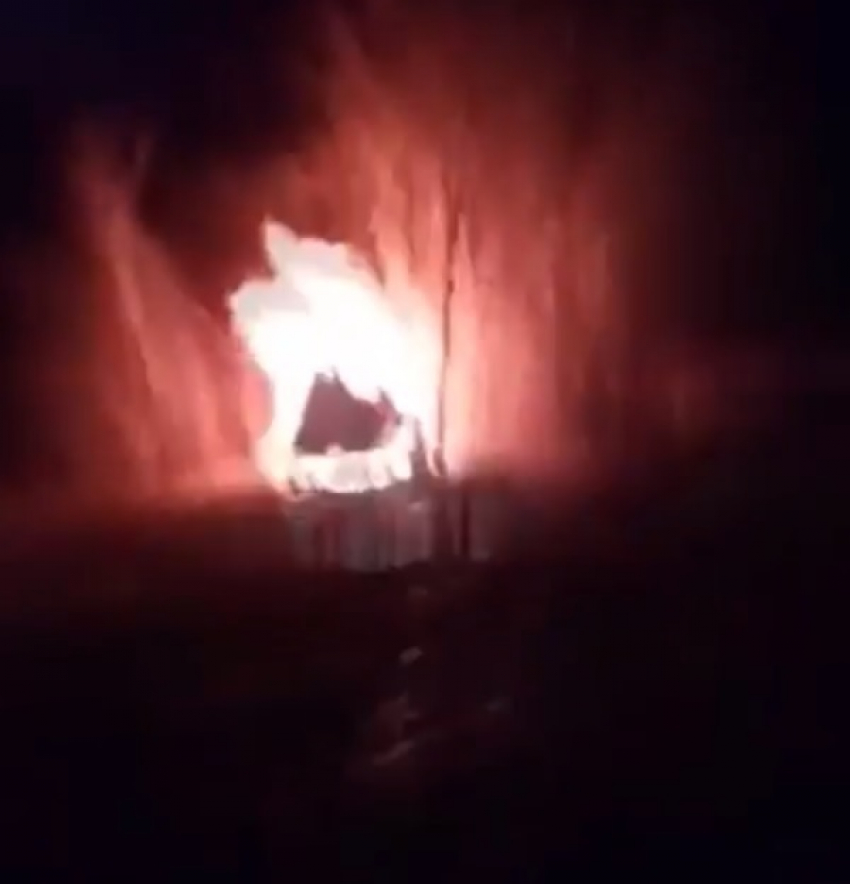 Под Воронежем горящая после опрокидывания иномарка попала на видео