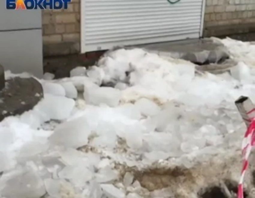 Гигантские глыбы льда рухнули перед входом в студию загара в Воронеже