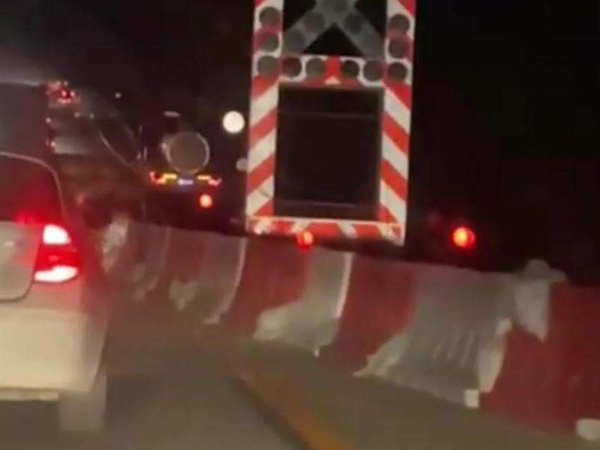 Причину гигантской пробки на трассе М-4 по дороге к морю показали на видео