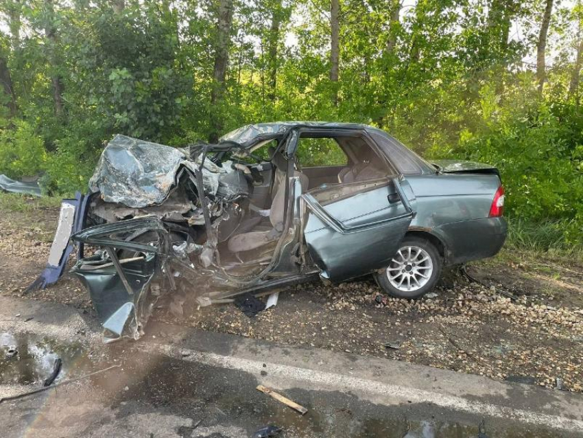 Погибли двое: последствия лобового ДТП показали в Воронежской области