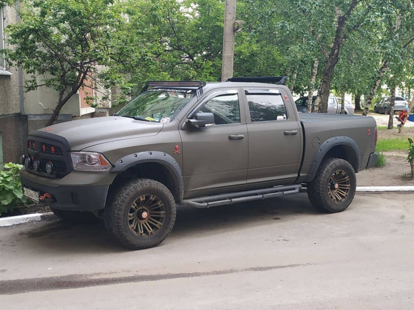 Автомобиль для зомби-апокалипсиса заметили в воронежском дворе