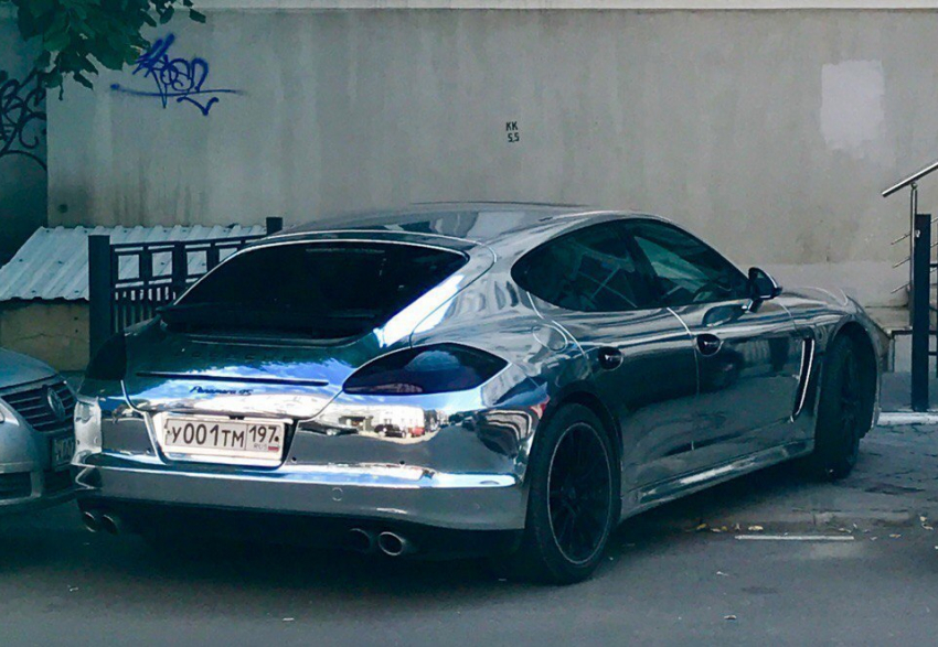 Роскошный хромированный Porsche заметили на дорогах Воронежа