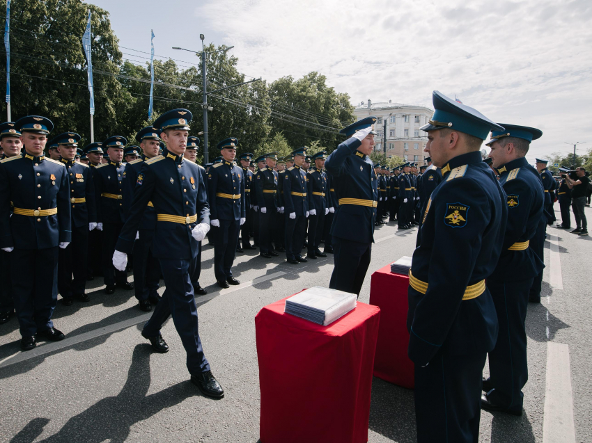 «Избрали военную службу в непростой период»: в Воронеже состоялся выпуск офицеров ВАТУ