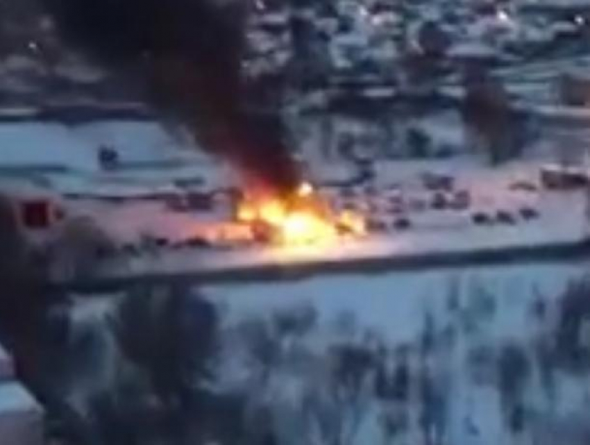 Массовое горение «пазиков» сняли на видео в Воронеже