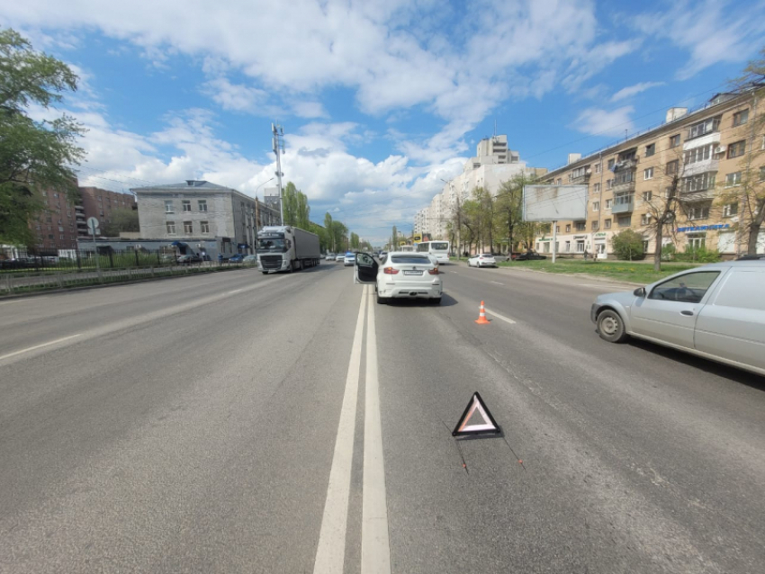 Мотоциклист столкнулся с легковушкой в центре Воронежа