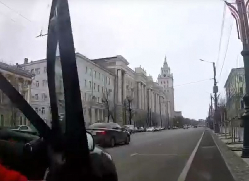 Фатальный финал езды по велодорожке попал на видео на проспекте Революции в Воронеже