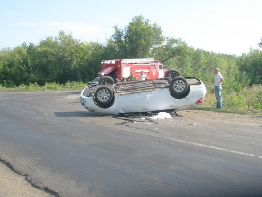 В Воронежской области водитель погиб, опрокинувшись на иномарке
