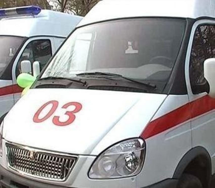 В Воронежской области при столкновении иномарки с деревом погибла 37-летняя женщина