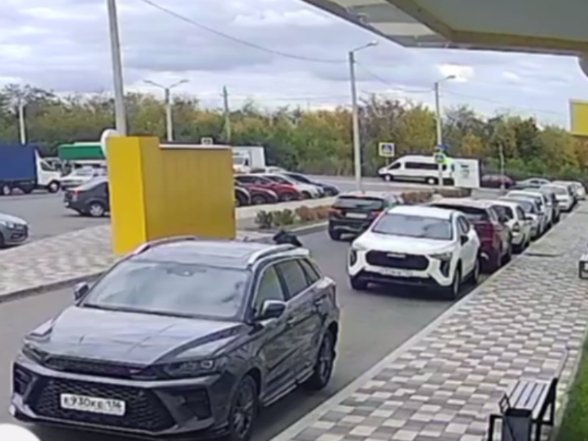 Ребенка сбили во дворе воронежского ЖК – опубликовано видео 