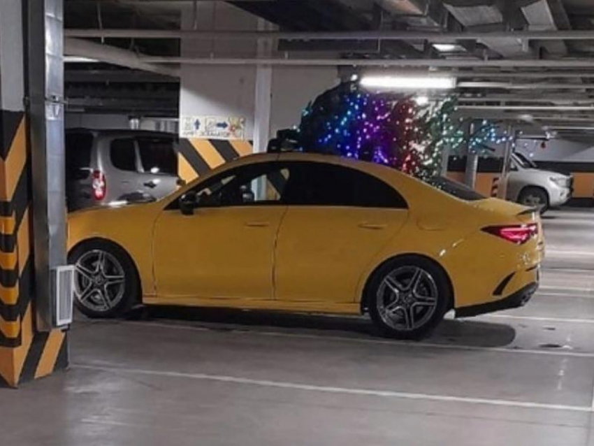 Канареечный Mercedes с новогодним багажом поднял настроение воронежцам 
