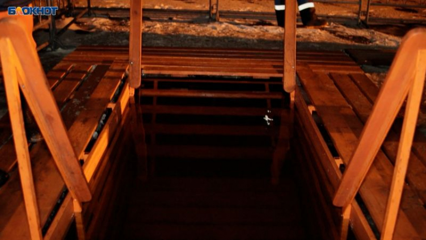 Как правильно окунаться в купель на Крещение: советы санврачей 