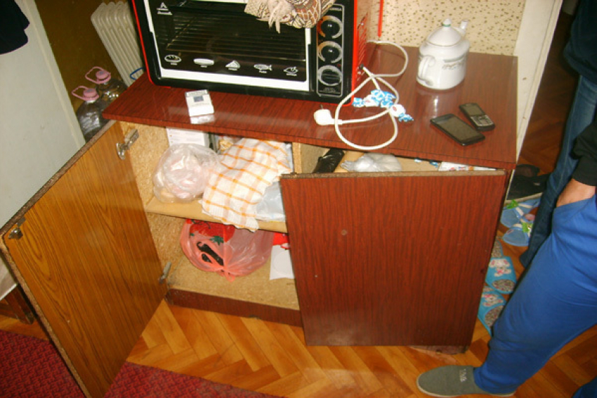 Семья наркоторговцев-иностранцев продавала воронежцам героин