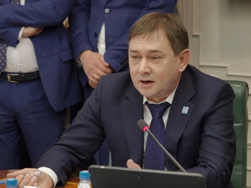 Сенатор Нетёсов ворвался на федеральный уровень с елочными подарками и виртуальными путешествиями 