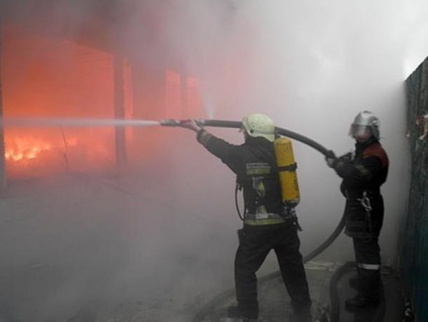 Ночной пожар в воронежском общежитии тушили 49 спасателей 