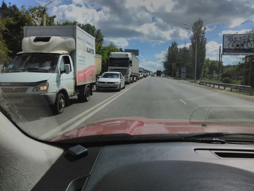 Автомобилисты пожаловались на жуткие пробки в Юго-западном и Северном районах Воронежа