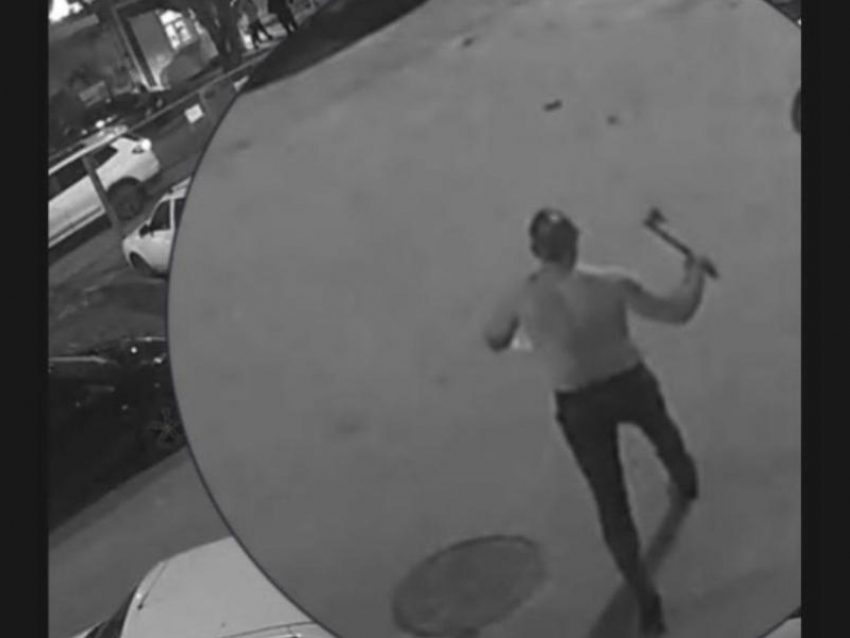 Бегает за людьми с ножом и топором: крайне неадекватный мужчина держит в страхе жителей Воронежа