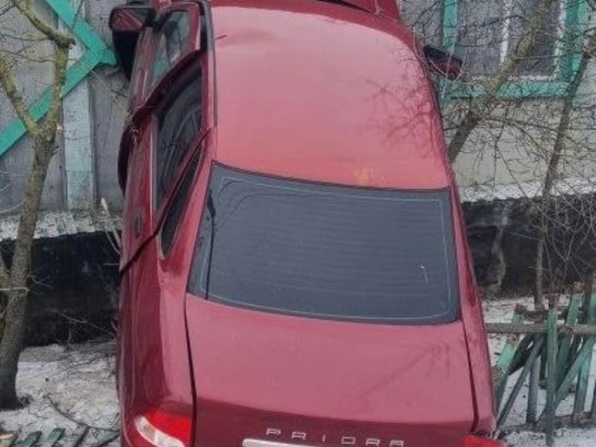 Priora встала на дыбы после столкновения с домом в Воронежской области 