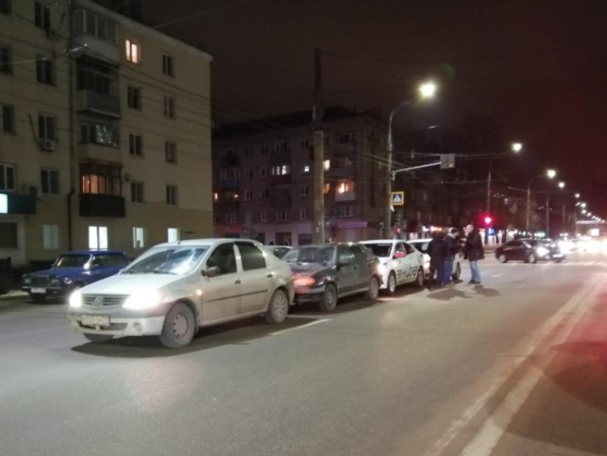 Паровозик из кучи машин с такси попал на видео в Воронеже