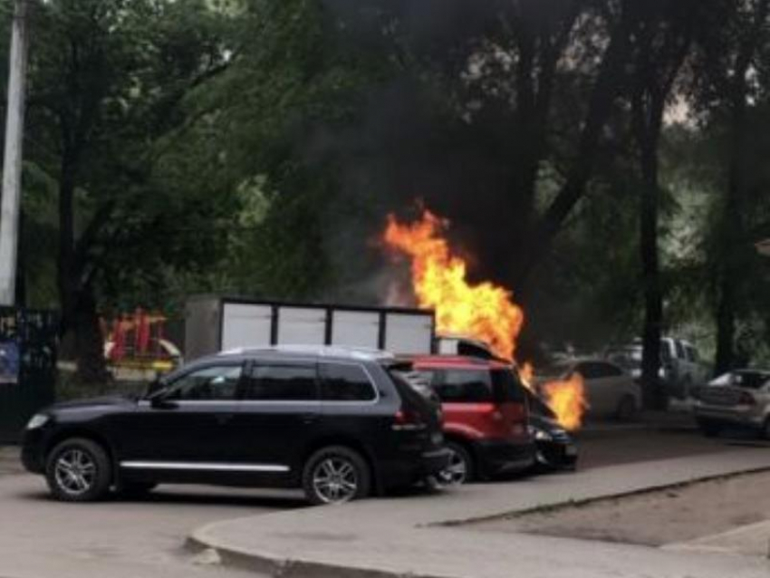 Опубликовано видео с горящей «Газелью» под окнами дома в Воронеже