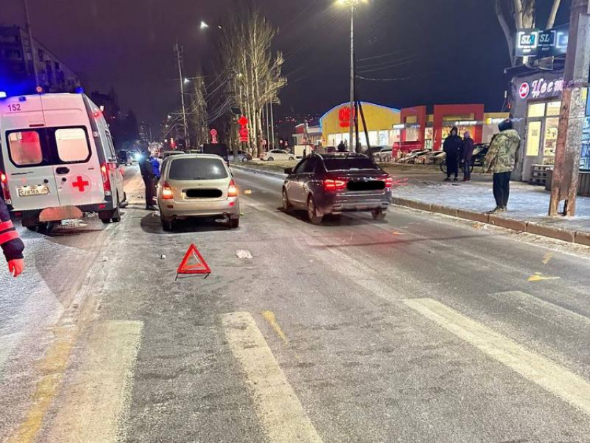 Водитель снес пешеходов с детской коляской на переходе в Воронеже 