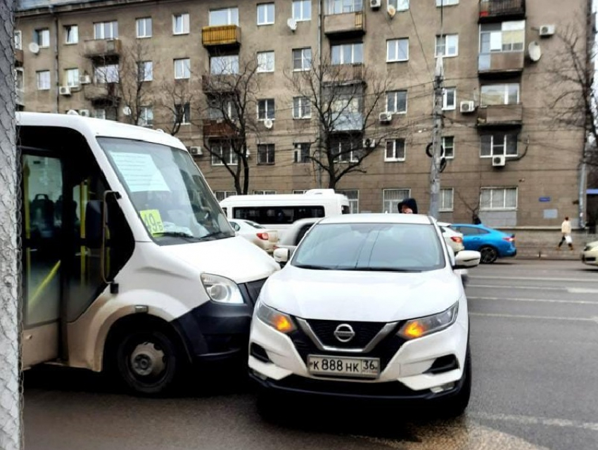 Полная маршрутка протаранила Nissan в центре Воронежа