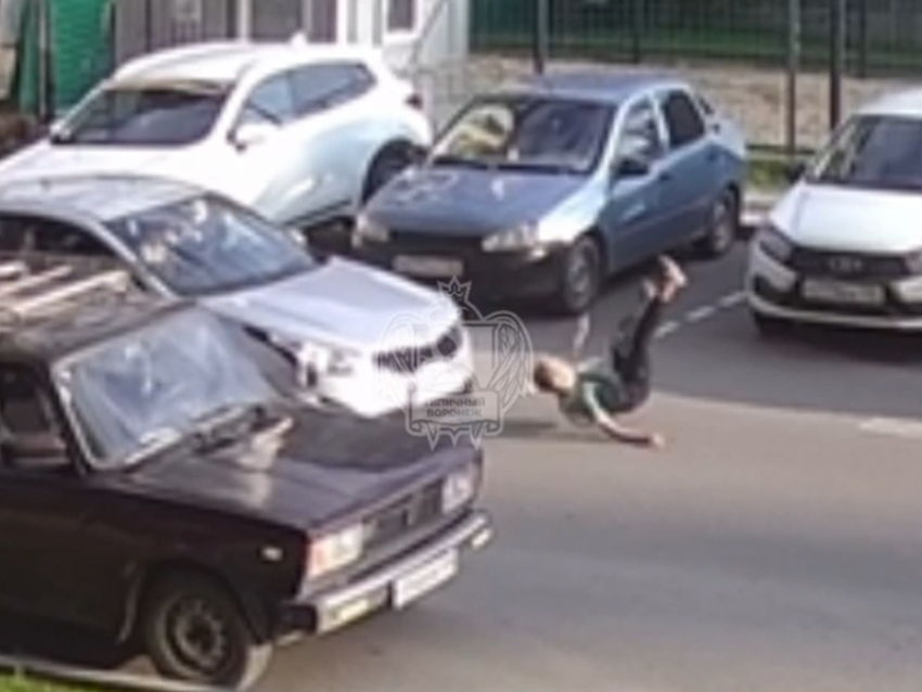 Мальчик попал под колеса авто, убегая от собаки в Воронеже 