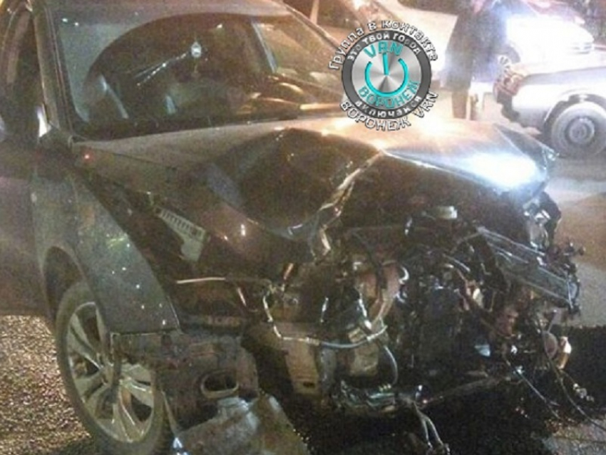 Ночное ДТП у цирка превратило легковушки в груды металла в Воронеже