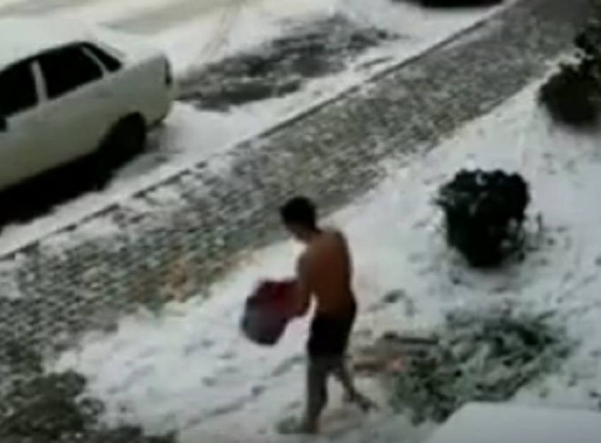Суровое занятие воронежца в трусах сняла камера наблюдения