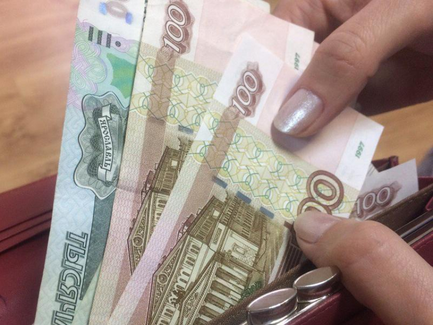 Сколько денег женщины выделили на подарки к 23 февраля в Воронеже 