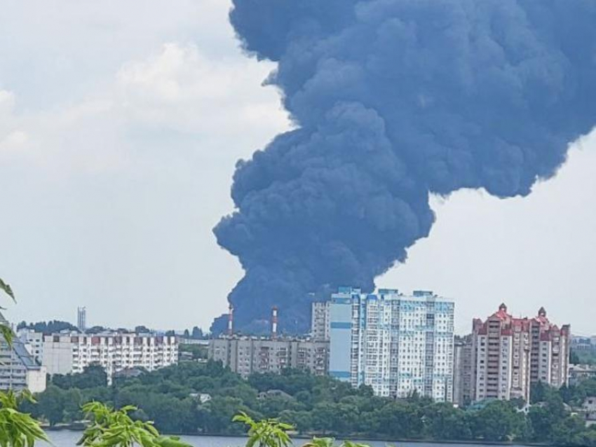 Гигантский столб огня и дыма сняли на видео в Воронеже