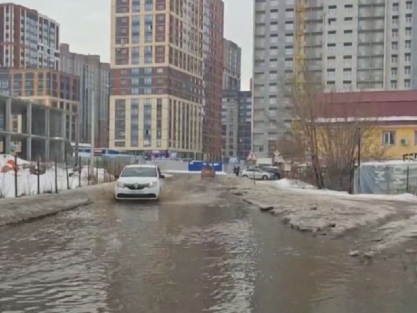 Красивое «буль-буль» по вечной луже показал на видео воронежец