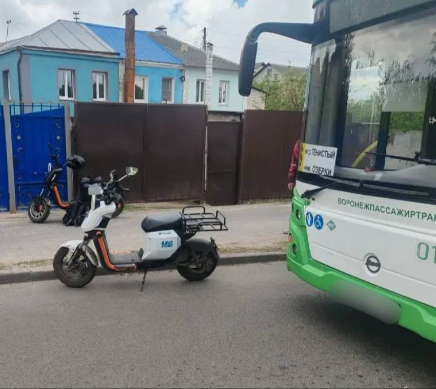 Маленькая девочка пострадала в ДТП при участии автобуса и мопеда в Воронежской области