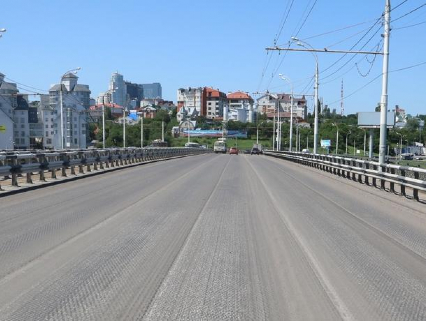 В мэрии Воронежа рассказали, когда дорогу на Чернавском мосту приведут в божеский вид