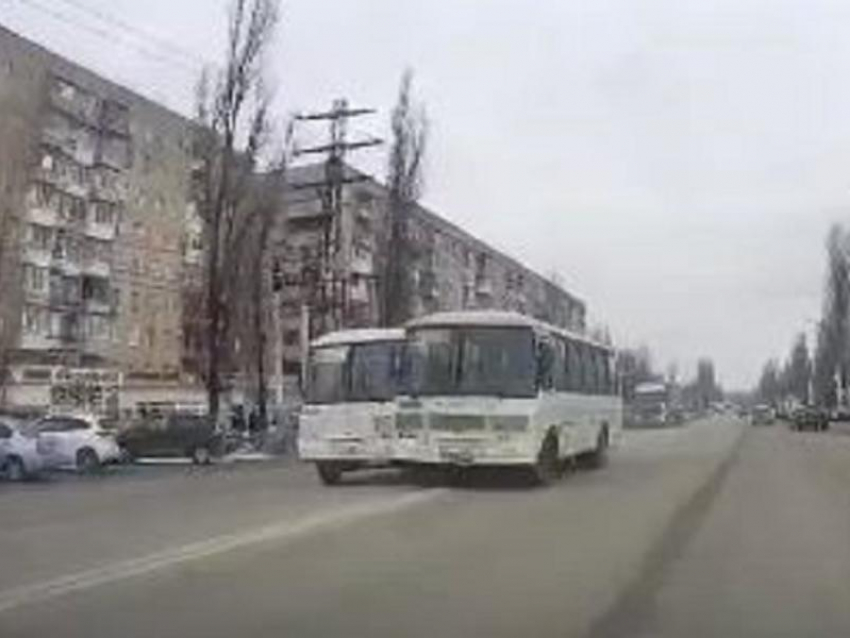 Гонка маршрутчиков попала на камеру в Воронеже