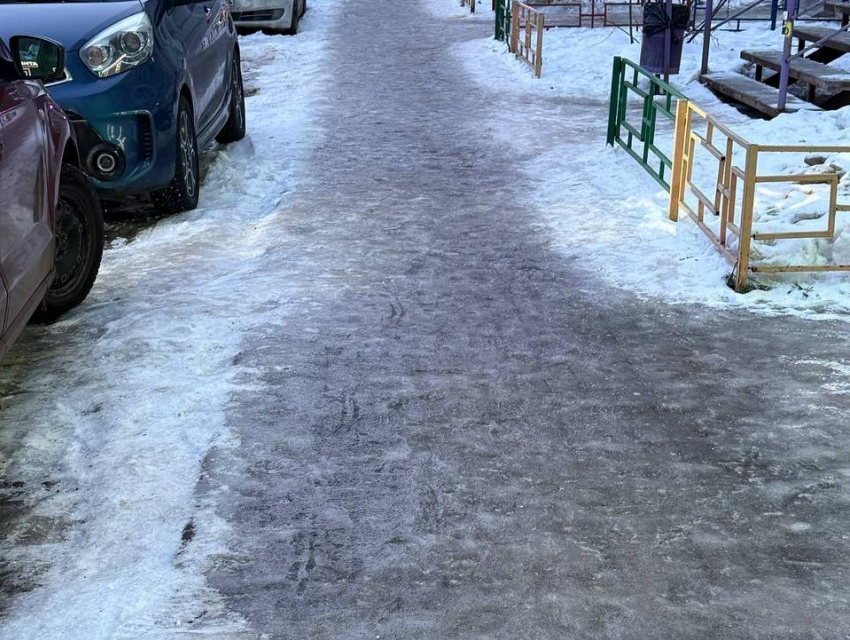 «За что мы платим?»: воронежцы массово жалуются на гололед и бездействие УК