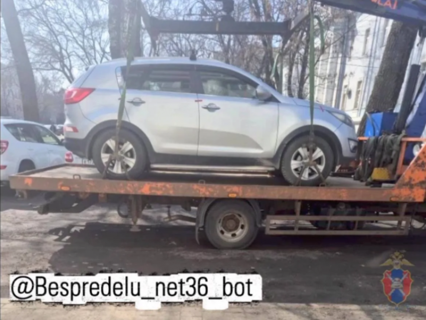 5 машин эвакуировали за парковку на газоне после жалоб воронежцев