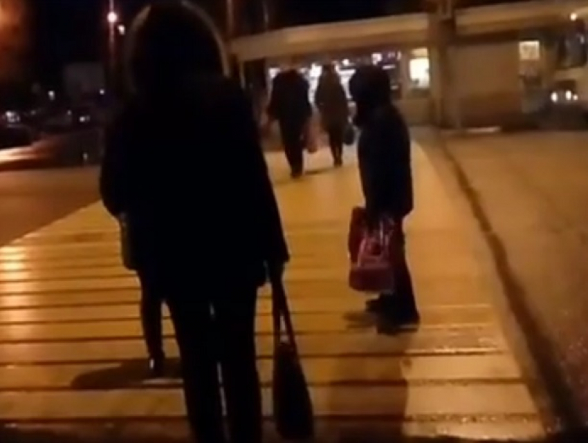 Бессмертных пешеходов и безумных водителей сняли на видео на одной «зебре» в Воронеже 