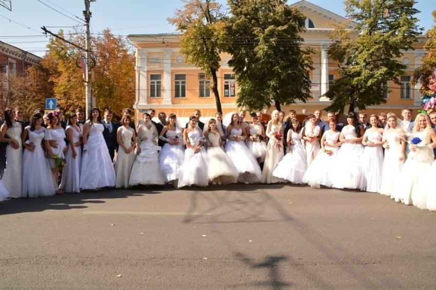 В День города воронежцы увидели 25 свадебных пар, Петра Первого и трактор 