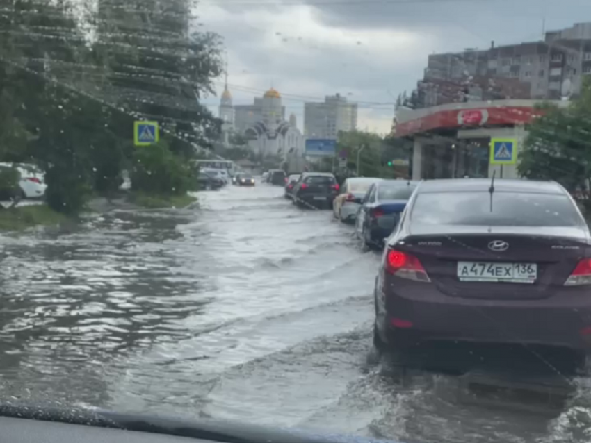 Почему мощный ливень привел к видимым последствиям, объяснили в мэрии Воронежа