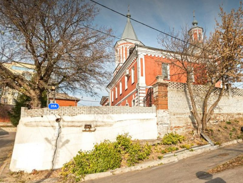 Старинную храмовую стену с трещиной пообещали отремонтировать в центре Воронежа