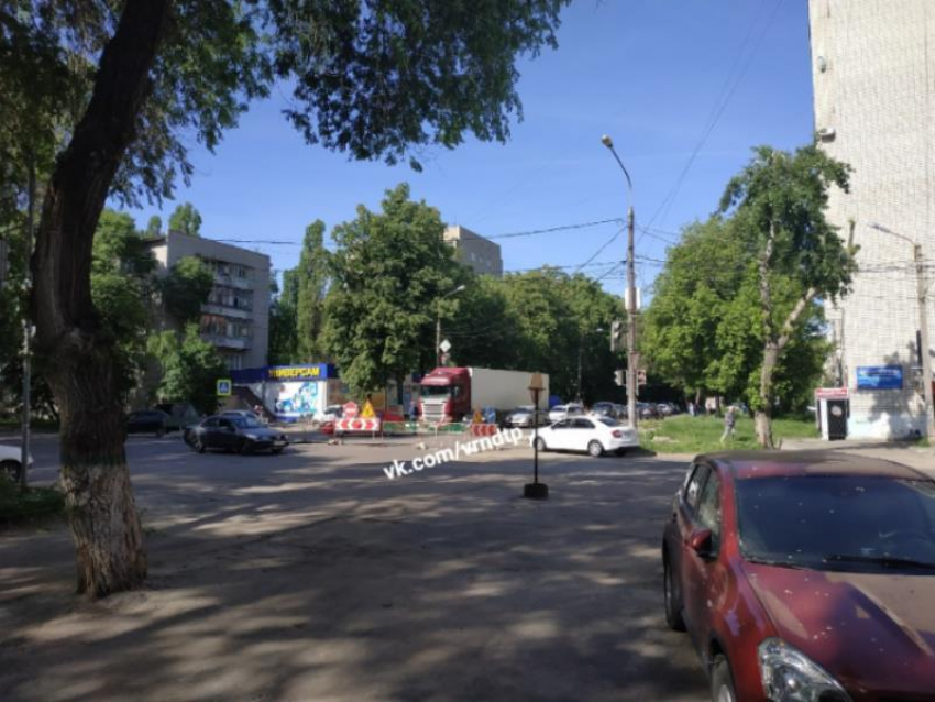 Бунт автомобилистов против перекрытой улицы сняли в Воронеже