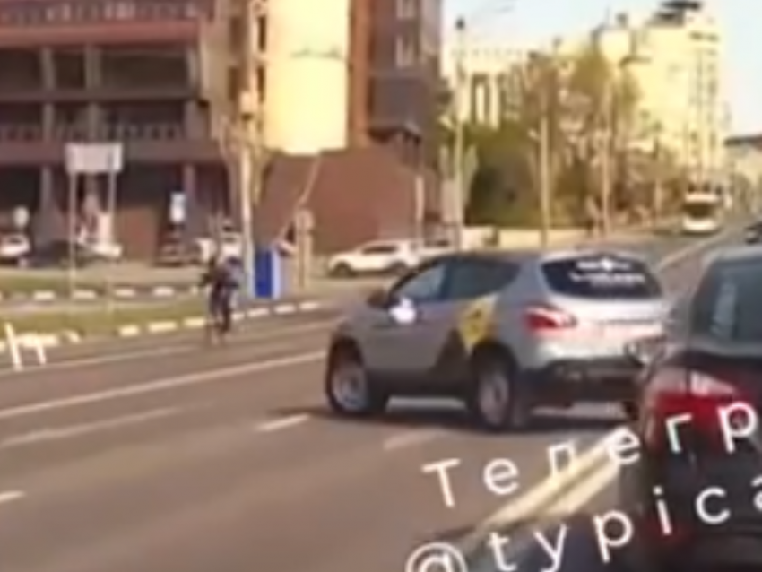 Пересечение двойной сплошной закончилось сносом велосипедиста в Воронеже – опубликовано видео