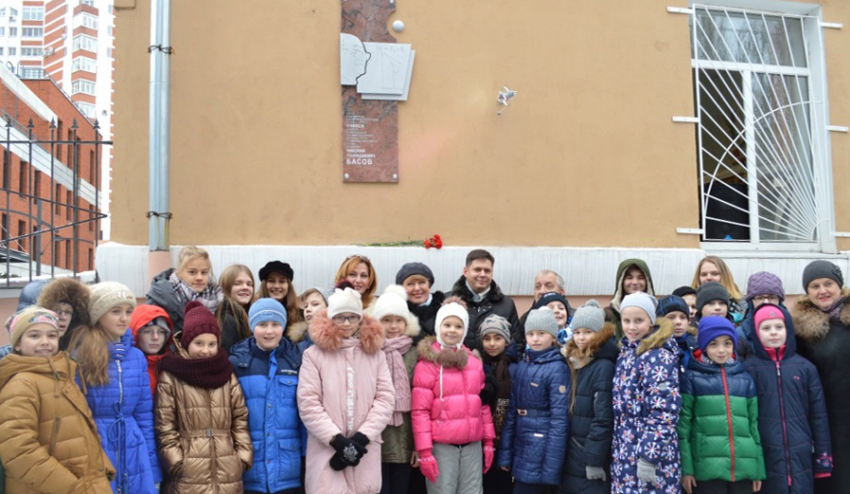 На здании гимназии имени Басова появилась мемориальная доска 